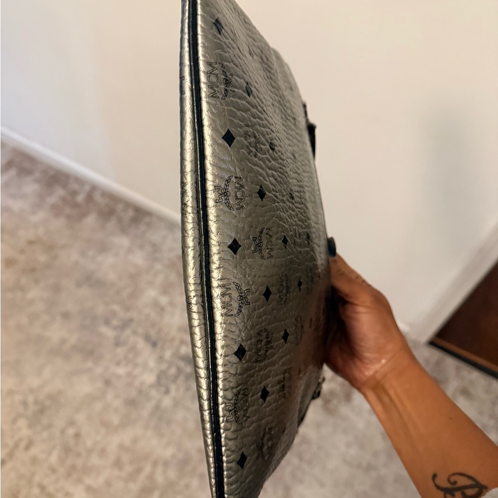 MCM Metallic Silver Logo Crossbody Wristlet killer - Picture 5 of 13